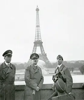 Hilter: Adolf Hitler, flanked by Albert Speer and Arno