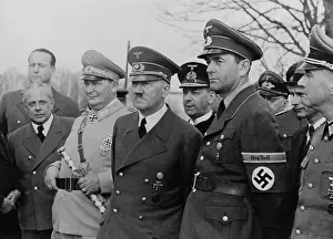 Bsloclcgr: Adolf Hitler, flanked by Hermann Goering, and
