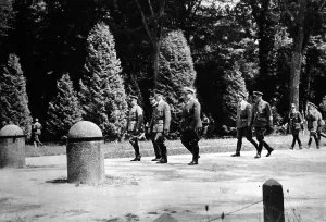 Behalf: Adolf Hitler and followers in Compiegne, 1918