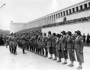 Handshake: Adolf Hitler, Frick and Hierl at the roll call