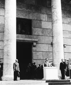 Haus: Adolf Hitler in front of the Haus der deutschen