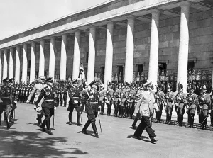 Haus: Adolf Hitler in front of the Haus der Kunst in Munich