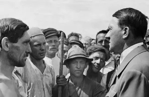 Informs: Adolf Hitler informs himself about the construction work on