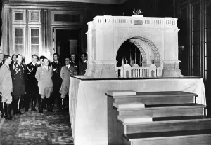Planned: Adolf Hitler inspects a modell of a planned triumphal arch