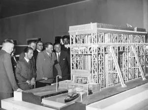 Niederfinow: Adolf Hitler and Joseph Goebbels at the model of the ship li