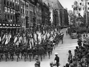 Sebaldus: Adolf Hitler and the march past of the Stahlhelm