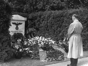 Troost: Adolf Hitler in Munich, 1934