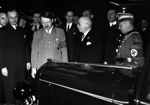 Opel: Adolf Hitler at the Opel stand at the Automobile Exhibit