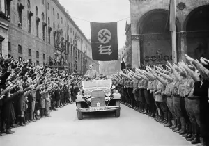 Limousine: Adolf Hitler passes the Feldherrnhalle (commander hall) in M