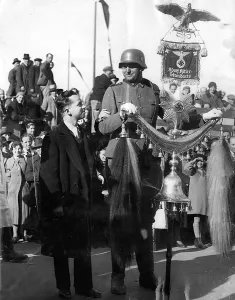Standarte: Adolf-Hitler-SS-Guards member with man from Vienna