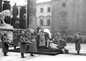 Casket: Adolf Hitler at the state occasion after the death of Erich