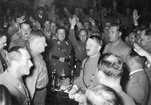 Schulz: Adolf Hitler surrounded by his old fighters, Munich
