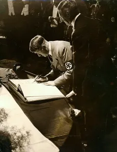 Sahm: Adolf Hitler at a town hall reception, Berlin