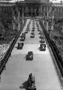 Rathausplatz: Adolf Hitler in Vienna