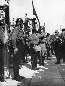 Luitpold: Adolf Hitler and Viktor Lutze at the consecration