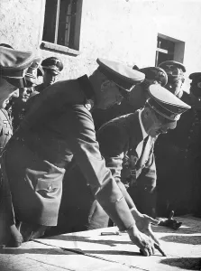 Informed: Adolf Hitler on a visit to the backcountry of the front in P