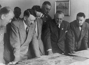 Ostmark: Adolf Hitler visits models and plans for the redesign of Bay