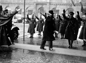 Akademie: Adolf Hitler on the way to an exhibition 1935