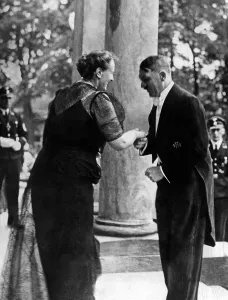Winifred: Adolf Hitler with Winifred Wagner 1937