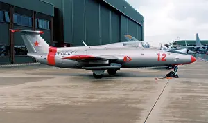 Delfin: Aero L-29 Delfin G-DELF - 12 Red