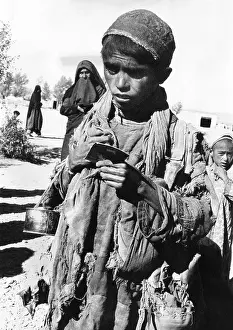Famines: Afghan youngster in a UNICEF feeding line ?