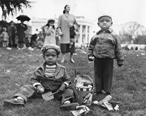 Rs6wnlcgr: African American boys with an Easter basket at