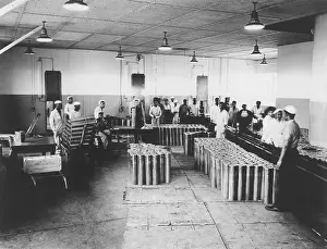 Lcgr1509: African American enlisted men working on the load