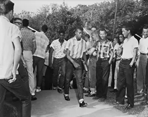 Integrate: African American students arrive at Clinton ?