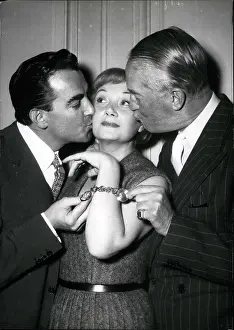Aime: Aime Sarelli, Lucienne Delyle, Maurice Chevalier, kissing
