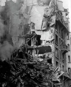 Bombard: Air attack of the Allies on Paris, 1943