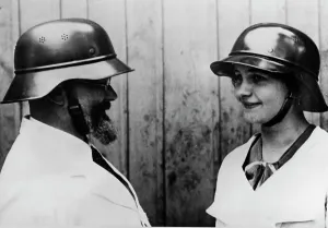 Sovereignty: Air protection helmets are being presented, 1938