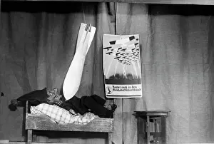 Treated: Air protection is thematized in a puppet show, 1933