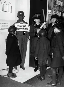 Explains: Air raid information center in Pankow, 1935