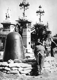 Sandbag: Air raid shelter in front of Buckingham Palace, 1939