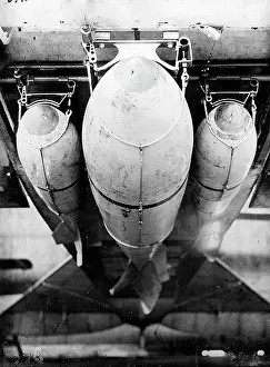 Luftstreitkrfte: Aircraft bombs adjusted to the hull of a bomber, 1917