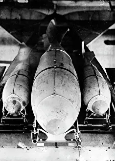 Luftstreitkrfte: Aircraft bombs adjusted to the hull of a bomber, 1917