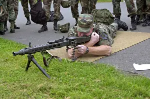Mg42: An airman receives hands on training with a German