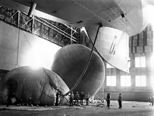 Hydrogen: Airship Graf Zeppelin is being refilled with hydrogen, 192