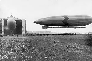 Floats: Airship maneuvers in Cologne