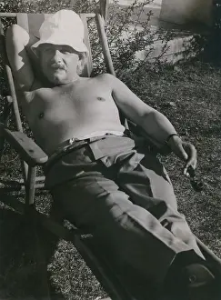 Scie: Albert Einstein (1879-1955), sunbathing ?