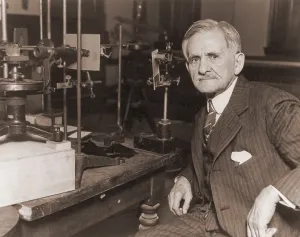 Spectroscope: Albert Michelson (1852-1931), in his laboratory ?