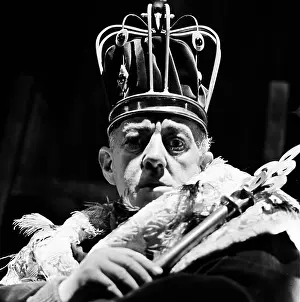 Guiness: Alec Guiness in Exit the King