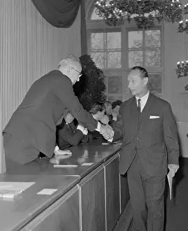 Husak: Alexander Dubcek - Gustav Husak - handshake