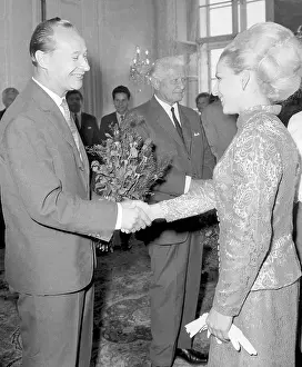 Caslavska: Alexander Dubcek - Vera Caslavska - handshake