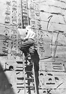 Bahri: Alfred Bollacher when drawing up hieroglyphics