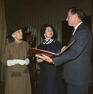 Longworth: Alice Roosevelt Longworth returns to the ?