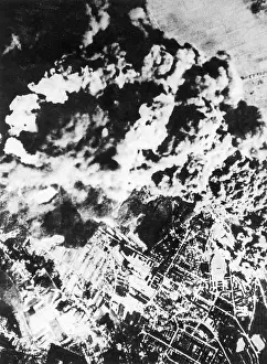 Dense: Allied air raid on Hamburg, 1943