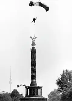 Parachutists: Allied parachutists at the Siegessaule in Berlin