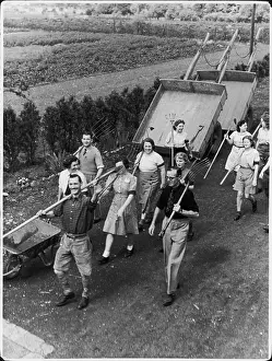 Allotments: ALLOTMENT WORKERS WW2