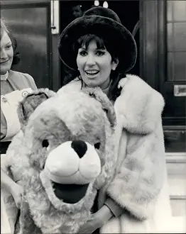 Cogan: Alma Cogan, popular singer